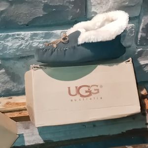 UGGS SLIPPERS